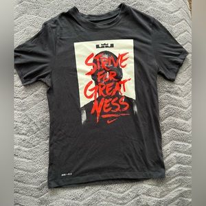 Nike men’s small Lebron ‘Strive for greatness’ Black Graphic Tee